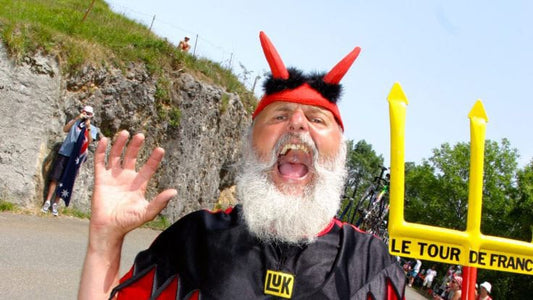 熱狂的自転車ロードレースファン、ツール・ド・フランスで見かける「悪魔おじさん」ってどんな人？