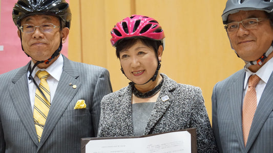 小池百合子都知事が自転車の安心安全ＰＲ！au損保からヘルメット着用中補償付きの自転車保険の発売へ