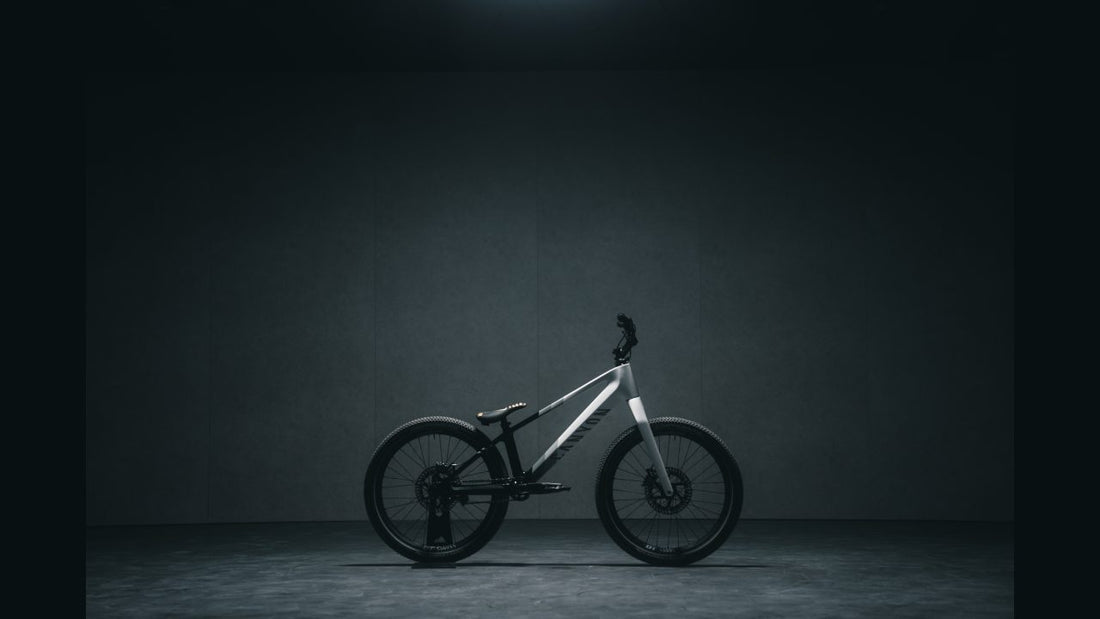 キャニオンとファビオ・ウィブマー、西窪友海がストリートトライアルバイクの歴史を書き換える：新型スティッチ CFR トライアルを発売