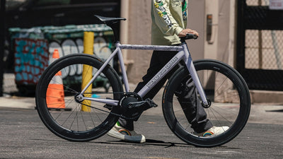 ドスノベンタとトーキング・タープスがコラボ！独自のイラストを配したピストバイクを限定リリース