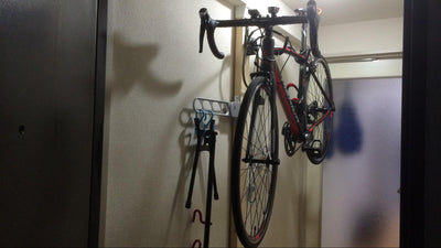 狭くて賃貸でも大丈夫！室内にロードバイクを壁掛け保管する方法