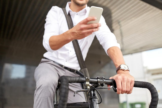 人命を奪う「ながらスマホ自転車」の危険性