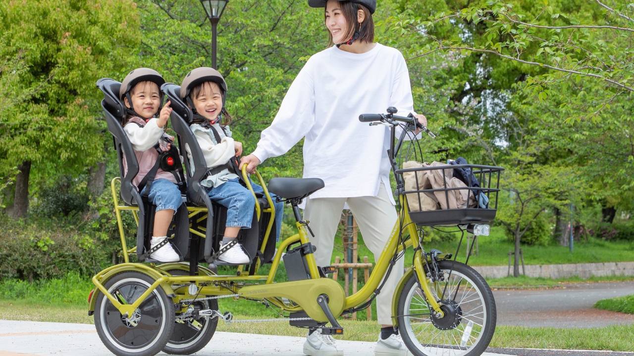 日本初！子どもが横並びで2人乗れる3輪自転車「ふたごじてんしゃ」に