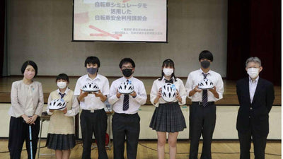 au損保 東京都との協定に基づき東京都立松原高等学校の生徒にヘルメットを贈呈