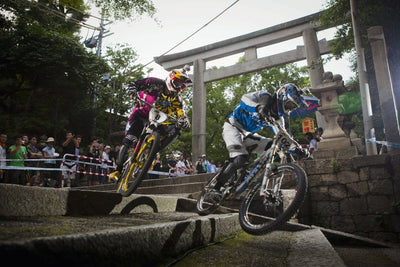 石段を自転車で駆け下りる！？Red Bull Holy Rideがスゴい